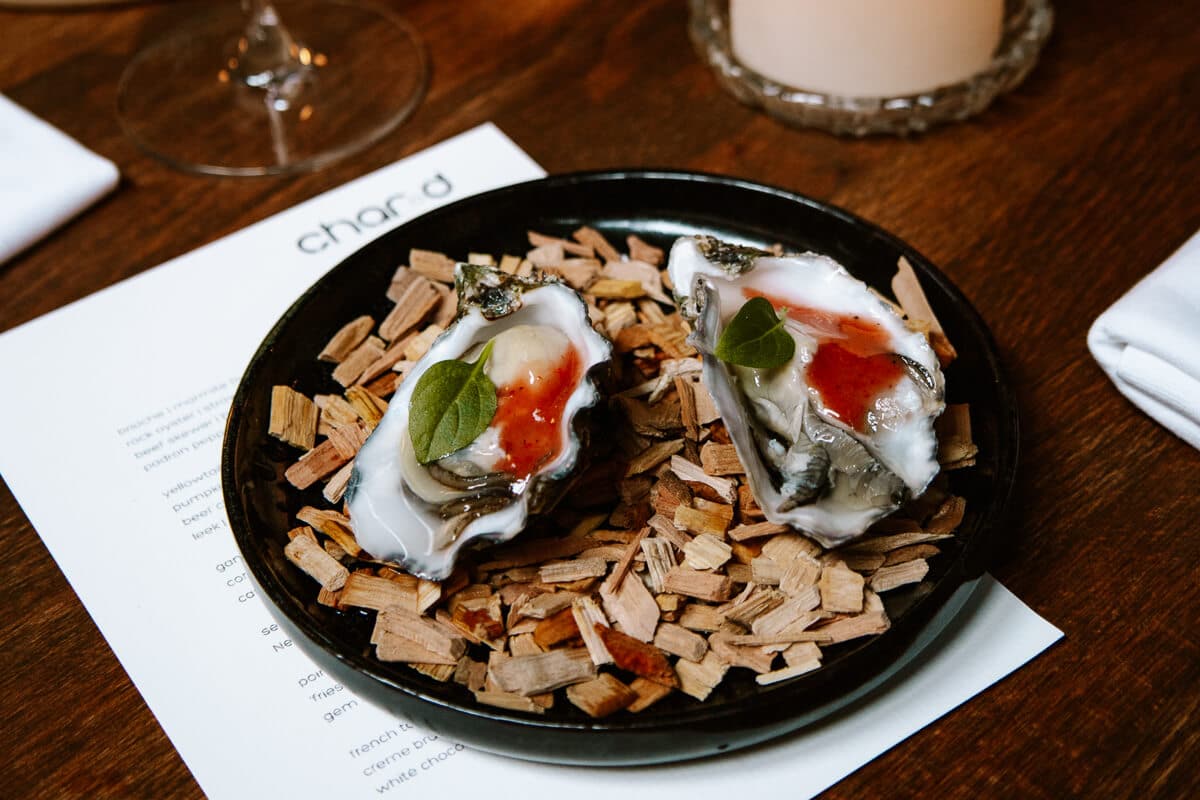 Oesters met gefermenteerde aardbei en basilicum bij Char.d Amsterdam